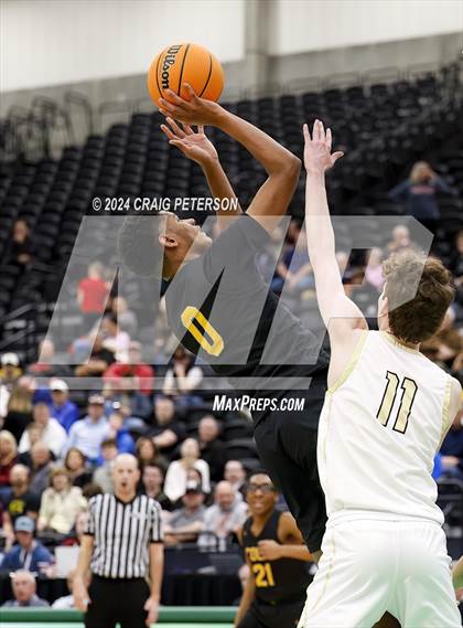 Thumbnail 2 in Logan vs. Cottonwood (UHSAA 4A Quarterfinals) photogallery.