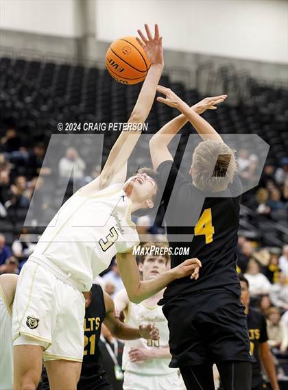 Thumbnail 2 in Logan vs. Cottonwood (UHSAA 4A Quarterfinals) photogallery.