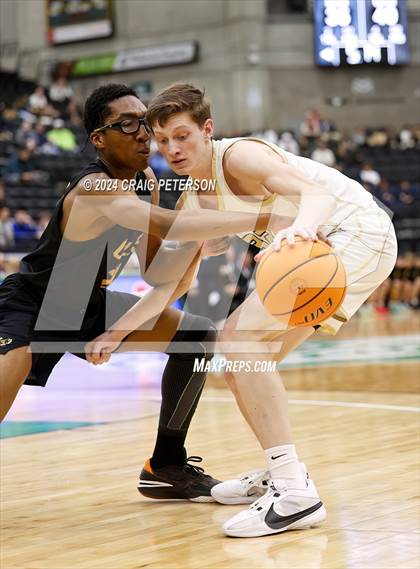 Thumbnail 3 in Logan vs. Cottonwood (UHSAA 4A Quarterfinals) photogallery.
