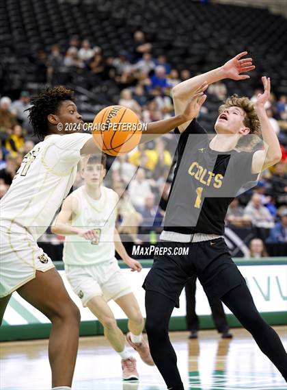 Thumbnail 2 in Logan vs. Cottonwood (UHSAA 4A Quarterfinals) photogallery.