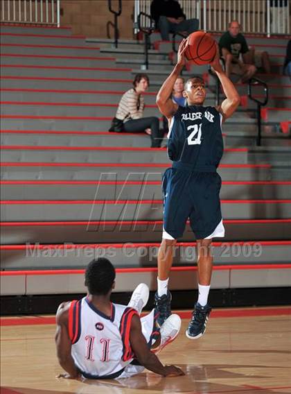 Thumbnail 2 in Leuzinger vs College Park (MaxPreps Holiday Classic) photogallery.
