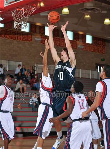 Thumbnail 2 in Leuzinger vs College Park (MaxPreps Holiday Classic) photogallery.