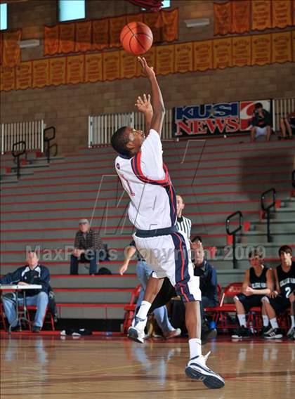 Thumbnail 3 in Leuzinger vs College Park (MaxPreps Holiday Classic) photogallery.