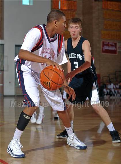 Thumbnail 1 in Leuzinger vs College Park (MaxPreps Holiday Classic) photogallery.
