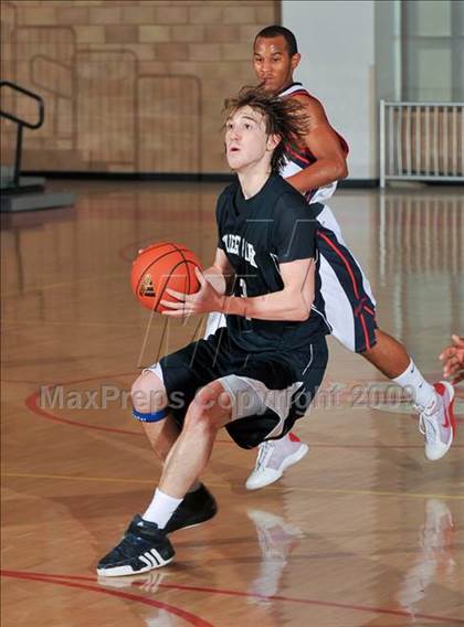 Thumbnail 2 in Leuzinger vs College Park (MaxPreps Holiday Classic) photogallery.