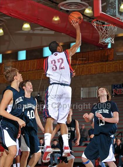 Thumbnail 3 in Leuzinger vs College Park (MaxPreps Holiday Classic) photogallery.