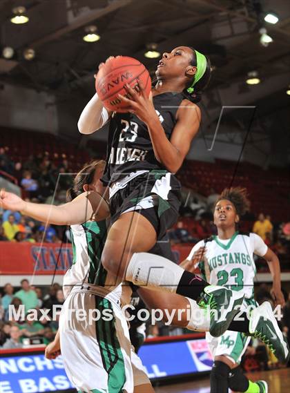 Thumbnail 2 in Myers Park vs. Southeast Raleigh (NCHSAA 4A Final) photogallery.