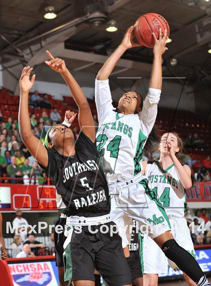 Thumbnail 1 in Myers Park vs. Southeast Raleigh (NCHSAA 4A Final) photogallery.