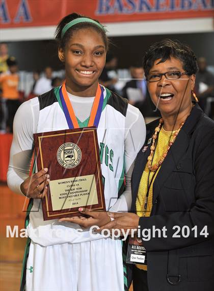 Thumbnail 2 in Myers Park vs. Southeast Raleigh (NCHSAA 4A Final) photogallery.