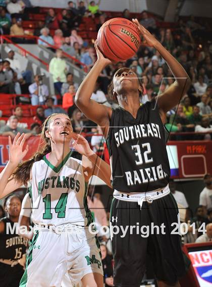 Thumbnail 1 in Myers Park vs. Southeast Raleigh (NCHSAA 4A Final) photogallery.