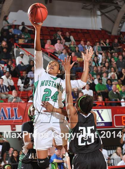 Thumbnail 3 in Myers Park vs. Southeast Raleigh (NCHSAA 4A Final) photogallery.