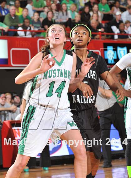Thumbnail 2 in Myers Park vs. Southeast Raleigh (NCHSAA 4A Final) photogallery.