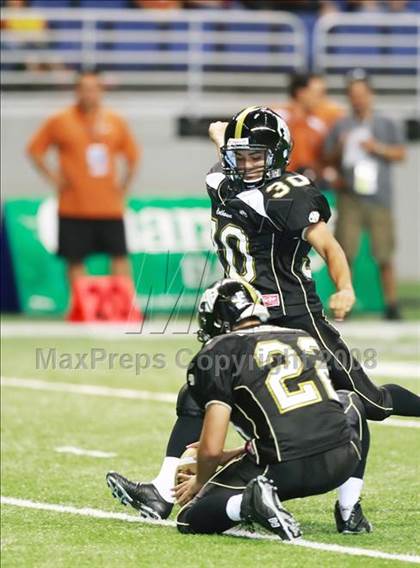 Thumbnail 3 in Mercedes vs. Calhoun (Texas Football Classic) photogallery.