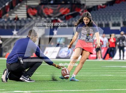 Thumbnail 1 in Wimberley vs. Carthage (UIL 4A D2 Final) photogallery.