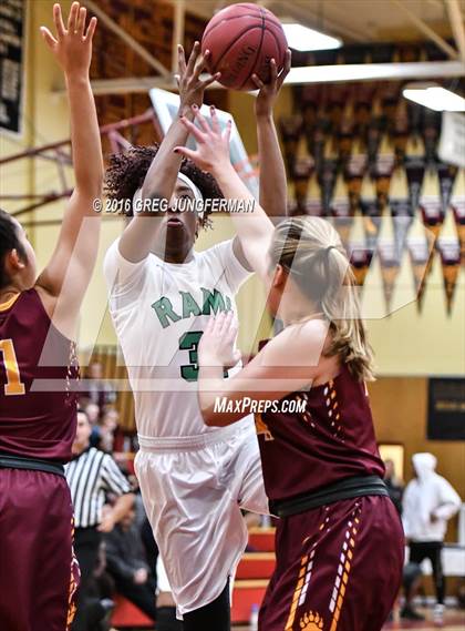 Thumbnail 2 in St. Mary's vs. Menlo-Atherton photogallery.