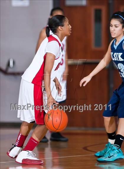 Thumbnail 1 in Alief Elsik vs North Shore (Region III 5A Final) photogallery.