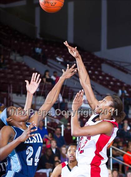 Thumbnail 1 in Alief Elsik vs North Shore (Region III 5A Final) photogallery.