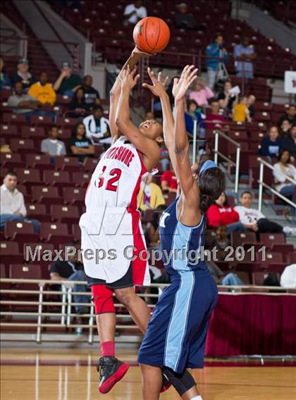 Thumbnail 3 in Alief Elsik vs North Shore (Region III 5A Final) photogallery.