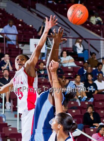 Thumbnail 3 in Alief Elsik vs North Shore (Region III 5A Final) photogallery.