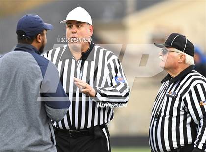 Thumbnail 3 in MacArthur @ Hillcrest (IHSA Class 5A 2nd Round Playoff) photogallery.