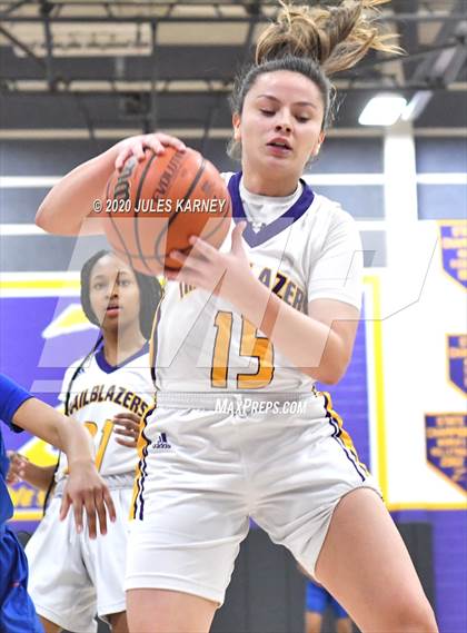 Thumbnail 3 in Bishop Gorman vs Durango photogallery.