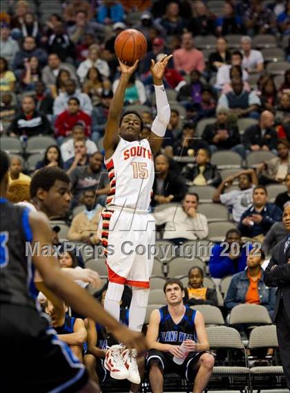 Thumbnail 3 in South Grand Prairie vs. Plano West (UIL Texas 5A Area Playoff) photogallery.