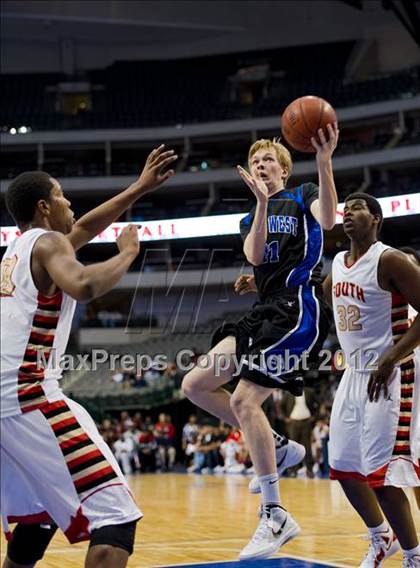 Thumbnail 2 in South Grand Prairie vs. Plano West (UIL Texas 5A Area Playoff) photogallery.