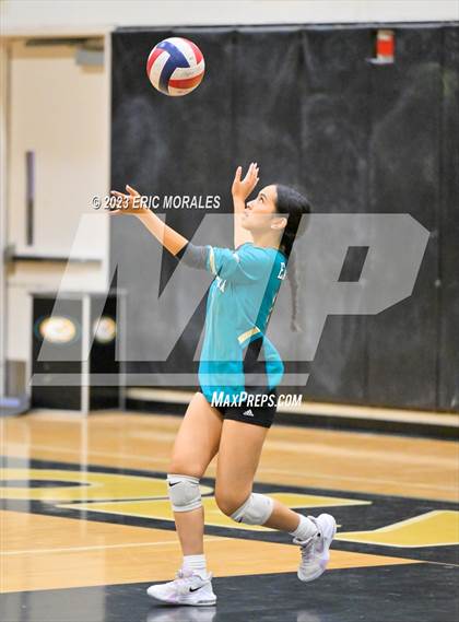 Thumbnail 2 in Mater Dei Catholic @ Olympian photogallery.