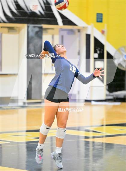 Thumbnail 1 in Mater Dei Catholic @ Olympian photogallery.