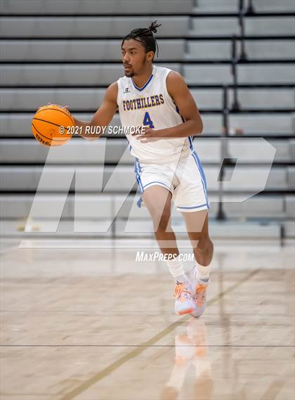 Thumbnail 3 in Camas vs. Grossmont (Torrey Pines Holiday Classic) photogallery.