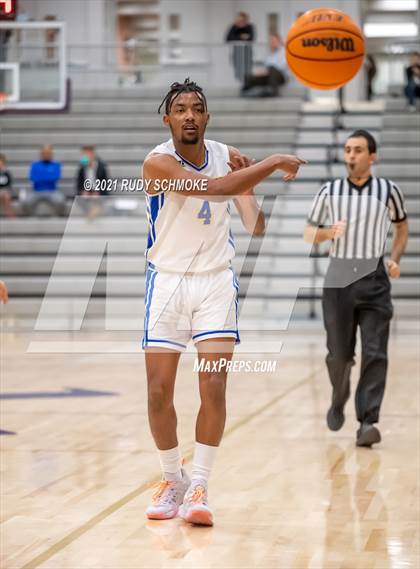 Thumbnail 2 in Camas vs. Grossmont (Torrey Pines Holiday Classic) photogallery.