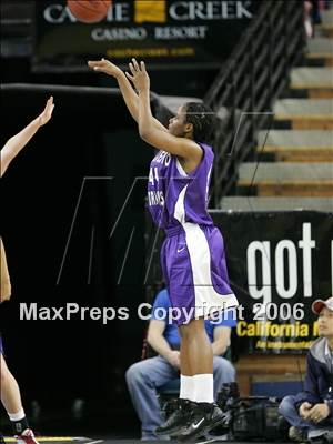 Thumbnail 3 in Sacramento vs St. Ignatius (CIF NorCal D3 Final) photogallery.