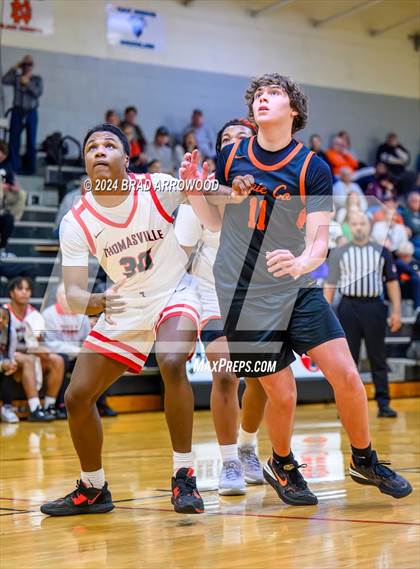 Thumbnail 3 in Thomasville vs Davie (Ledford Christmas Classic) photogallery.