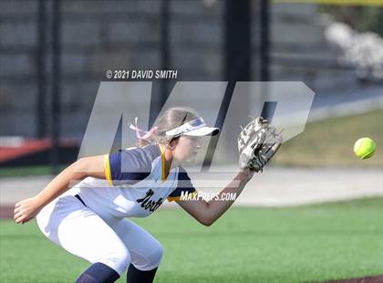 Thumbnail 2 in Liberty North vs Oak Park - MSHSAA Dist. Playoffs photogallery.