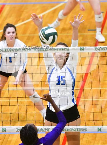 Thumbnail 1 in Mandeville vs Warren Easton (Newman Tournament) photogallery.