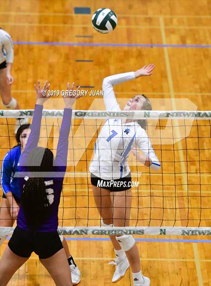Thumbnail 3 in Mandeville vs Warren Easton (Newman Tournament) photogallery.