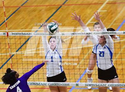 Thumbnail 2 in Mandeville vs Warren Easton (Newman Tournament) photogallery.