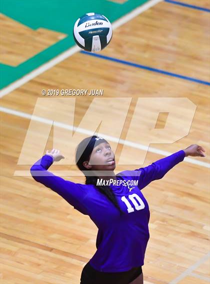 Thumbnail 3 in Mandeville vs Warren Easton (Newman Tournament) photogallery.