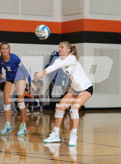 Thumbnail 1 in Utica Eisenhower @ Sterling Heights Stevenson photogallery.