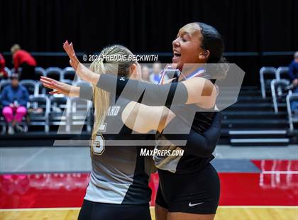 Thumbnail 3 in Goliad vs. Bushland (UIL 3A Volleyball Division I Final) photogallery.