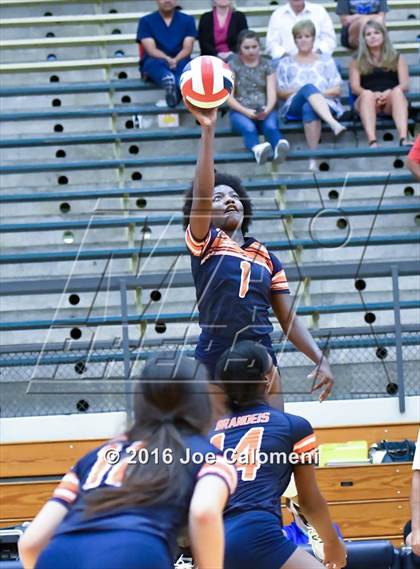 Thumbnail 3 in MacArthur [Douglas] vs Brandeis (Paul Taylor Gym) photogallery.