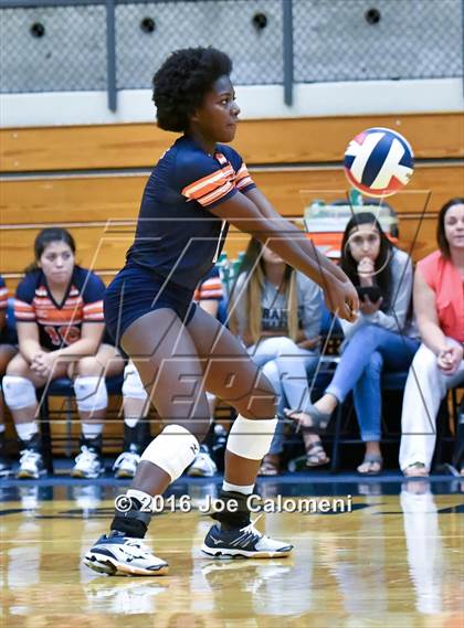Thumbnail 3 in MacArthur [Douglas] vs Brandeis (Paul Taylor Gym) photogallery.