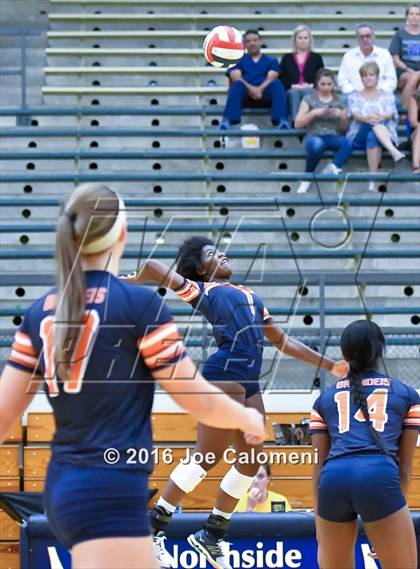 Thumbnail 3 in MacArthur [Douglas] vs Brandeis (Paul Taylor Gym) photogallery.