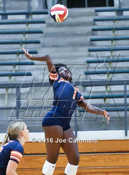 Thumbnail 3 in MacArthur [Douglas] vs Brandeis (Paul Taylor Gym) photogallery.