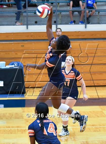 Thumbnail 3 in MacArthur [Douglas] vs Brandeis (Paul Taylor Gym) photogallery.