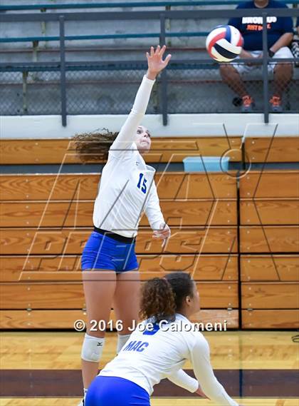 Thumbnail 2 in MacArthur [Douglas] vs Brandeis (Paul Taylor Gym) photogallery.