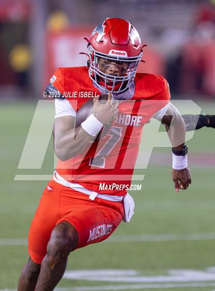 Thumbnail 2 in North Shore vs. Dickinson (UIL 6A D1 Football Regional Final) photogallery.