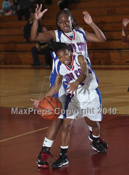 Thumbnail 2 in Serra vs. Canyon (La Canada Tournament) photogallery.