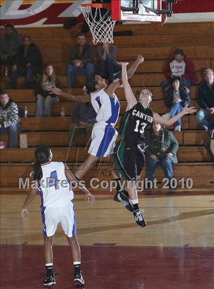 Thumbnail 2 in Serra vs. Canyon (La Canada Tournament) photogallery.