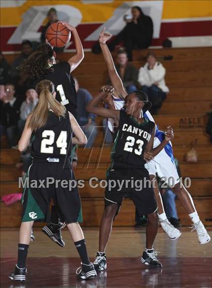 Thumbnail 1 in Serra vs. Canyon (La Canada Tournament) photogallery.